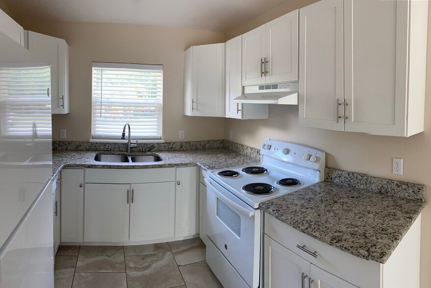 Kitchen - 800 E Gottsche Ave