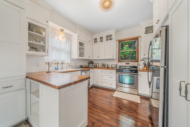 Building Photo - 1436 W Prospect Ave