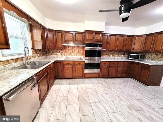 Building Photo - 6409 Higham Dr