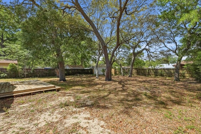 Building Photo - All Brick Home & Large Yard in Niceville!