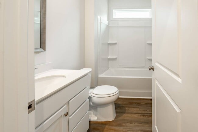 Building Photo - 421 Midland Pnes Dr