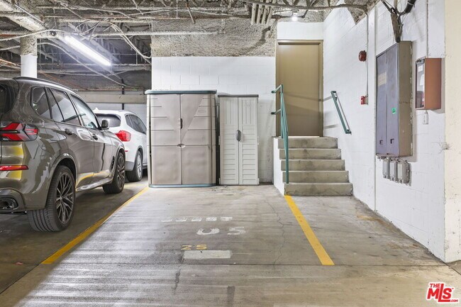 Building Photo - 8550 Holloway Dr