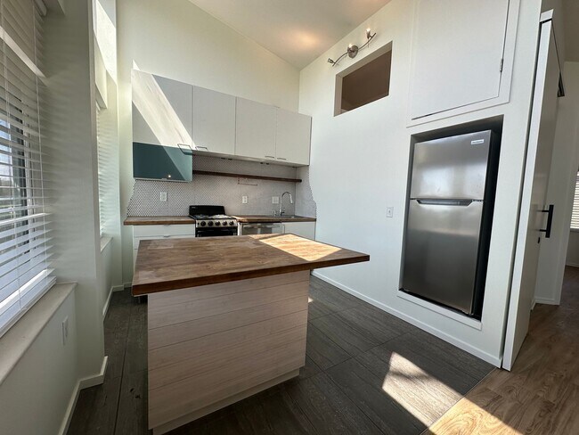 Building Photo - 3048 Anderberg Dr