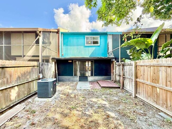Building Photo - 2820 S Pines Dr