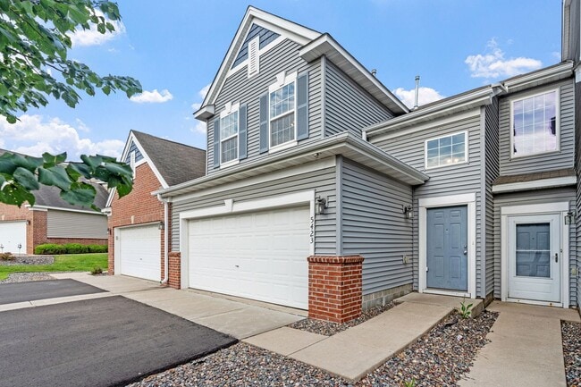 Primary Photo - 3bd, 2ba town home in NEW HOPE, avail NOW