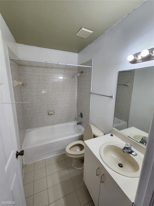 Building Photo - 4 br, 3 bath Condo - 384 NW 114th Ave # 20...