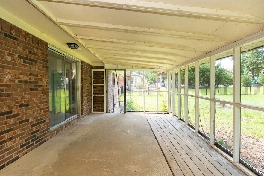 Building Photo - 834 Kay Cir
