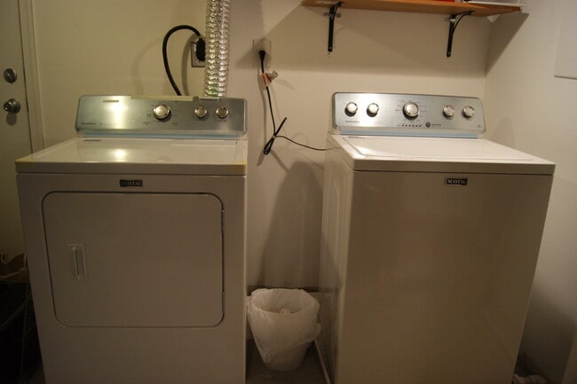 Building Photo - Charming 3 Bedroom/3 Bathroom Townhome in Canton, MD!