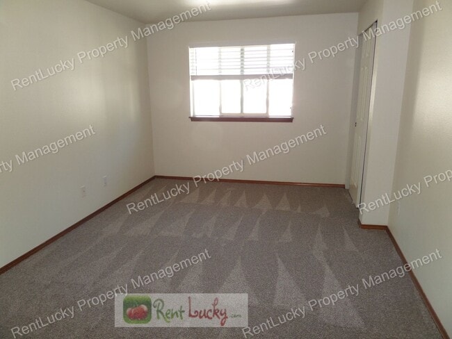 Building Photo - Fabulous 2-Bedroom Duplex w/Attached Garag...