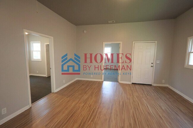 Building Photo - Three Bedroom House | Westside