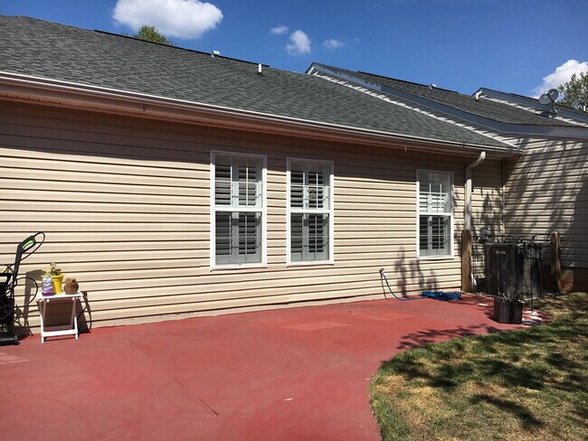 Building Photo - 116 W Middlebury Ln SW