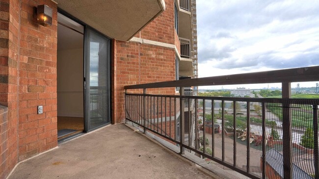 Building Photo - 720 Harmon Cove Tower