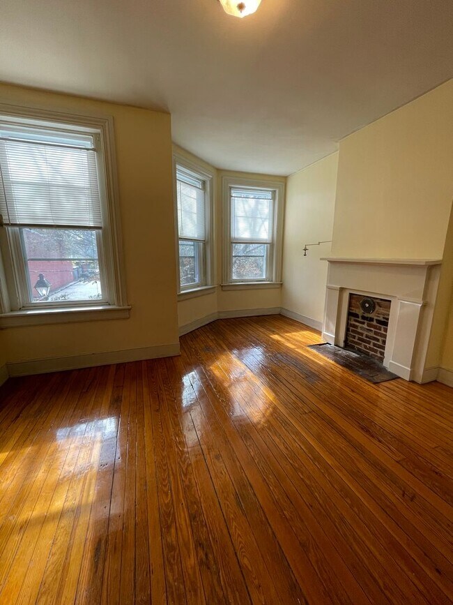 Building Photo - Amazing 3 bdrm/1.5 bath House Conveniently Located in The Heart of VCU and Downtown!