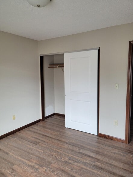 Building Photo - 5 Cherry Tree Ln
