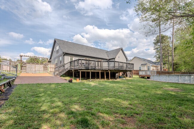 Building Photo - 220 Dolphin Dr