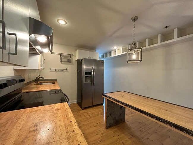 Building Photo - New Appliances, Carpet & Paint 2 Bed 1.5 B...
