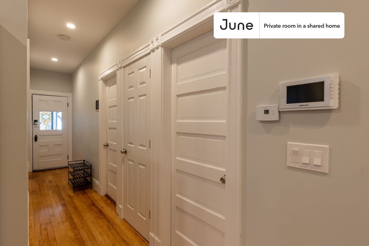 Building Photo - Private bedroom in 4 bed/2 bath Home