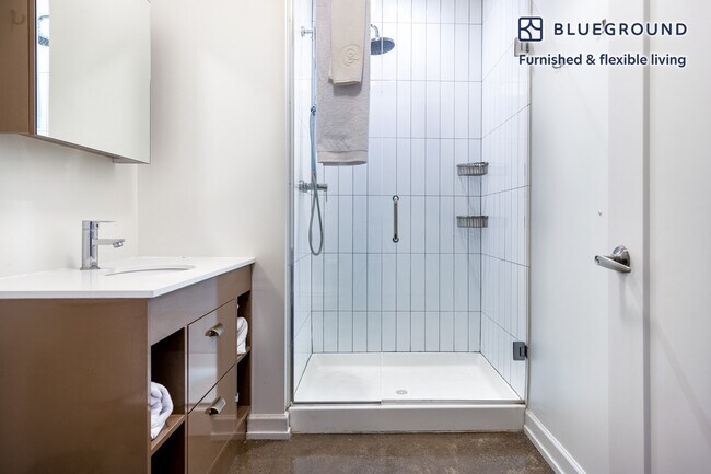 Building Photo - 108 W Chicago Ave