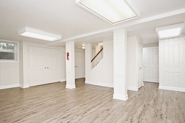 Building Photo - Student-Friendly Home in Desirable Univers...