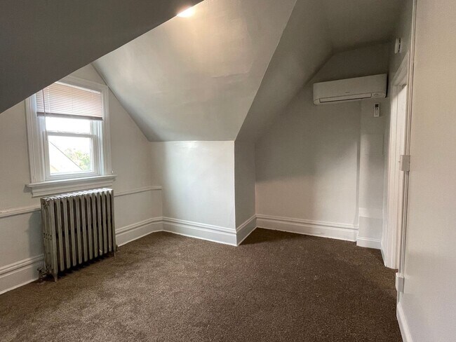 Building Photo - 1 Bed/1 Bath 3rd Floor Unit in Wilkinsburg