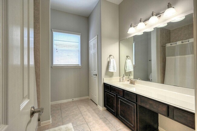 Building Photo - 7810 Oak Moss Dr