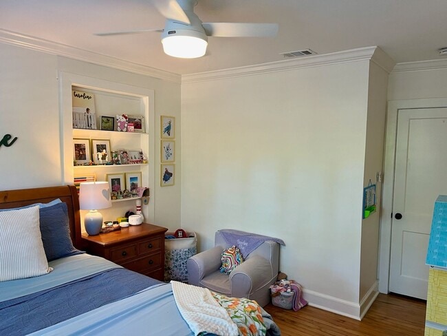 Building Photo - 3/2 Duplex Conveniently Situated in an Established Neighborhood!