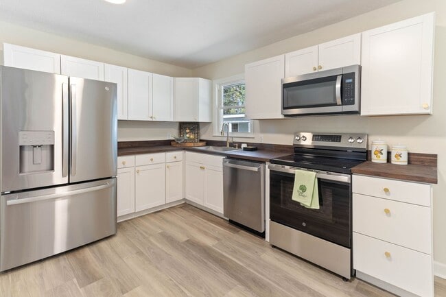 Building Photo - 1106 Bullard St