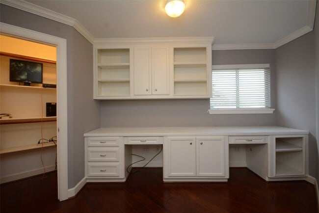 Building Photo - 15302 Bandera Falls Bend