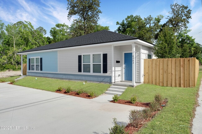 Building Photo - 6703 Bakersfield Dr