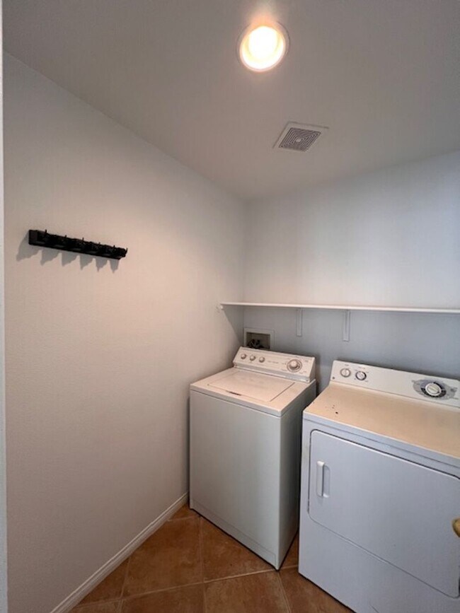 Building Photo - Gated Community - Southwest