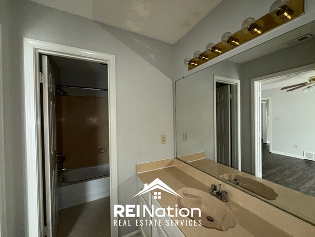 Building Photo - MEMPHIS CHARMER! | Vaulted Ceilings & Hardwood Floors | 3 Bed / 2 Bath & 2-Car Garage