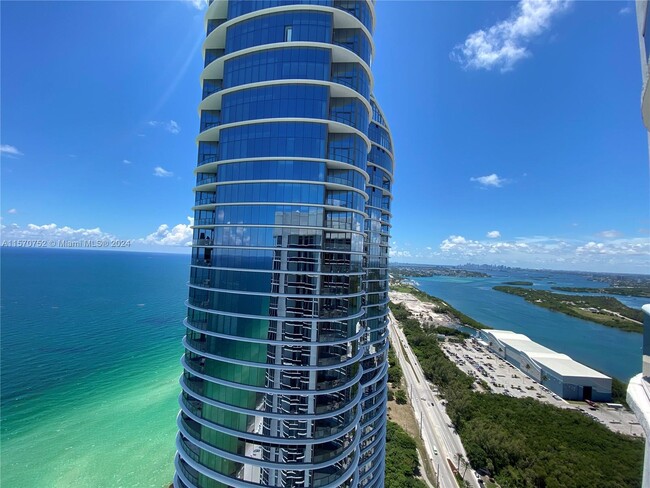 Building Photo - 15811 Collins Ave