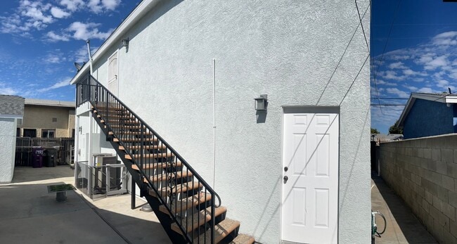 Building Photo - Spacious 2 Bedroom + Bonus Room, Back House w/ Garage & Gated Entry