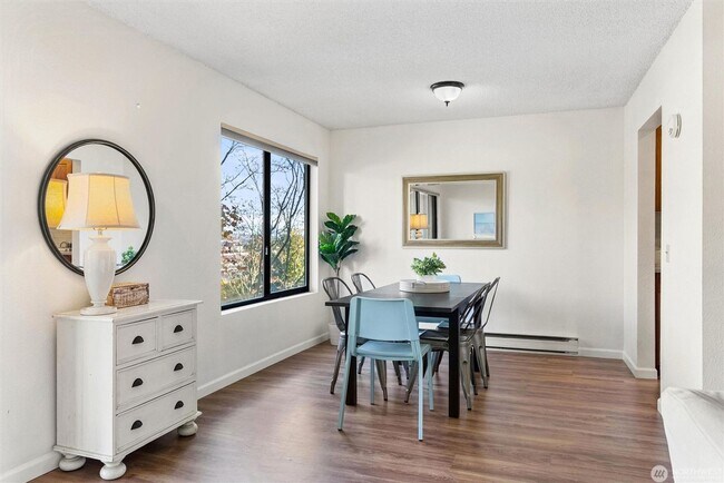 Building Photo - 2550 Thorndyke Ave W