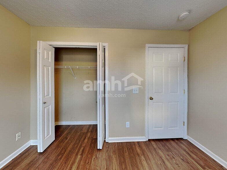 Building Photo - 280 Iris Dr