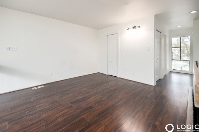 Building Photo - Stunning Townhome in Amazing Location!!