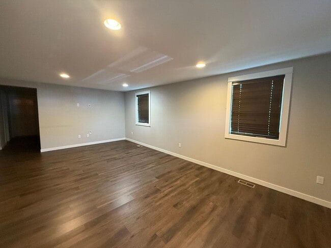 Building Photo - Beautifully renovated Pet Friendly Two Bed...