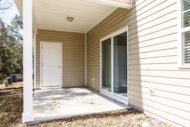 Building Photo - Three Bedroom Townhome