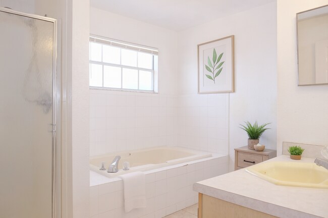 Building Photo - 2-bedroom, 2-bathroom Condo in gated commu...