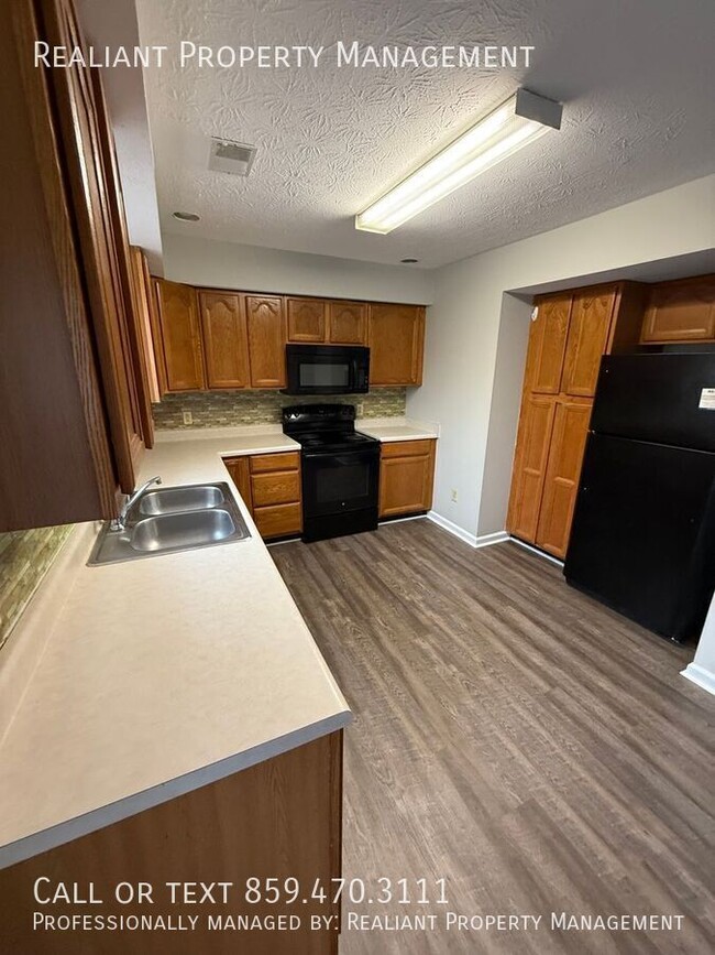 Building Photo - 223 Tanbark Dr