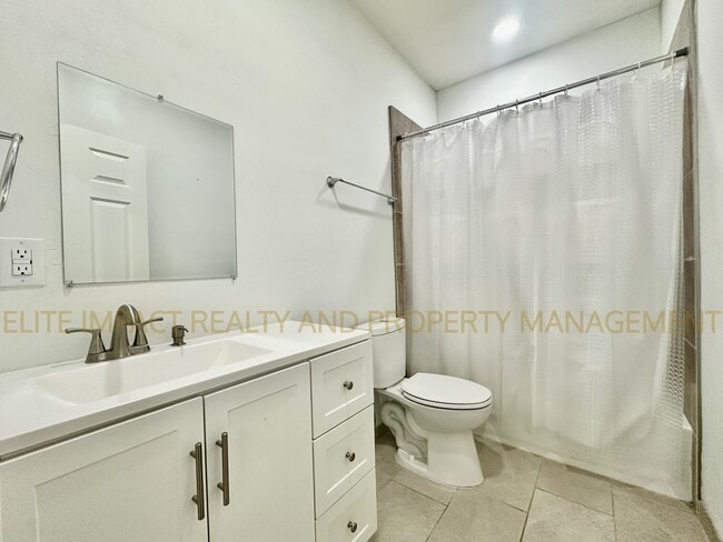 Building Photo - 3921 E Blacklidge Dr
