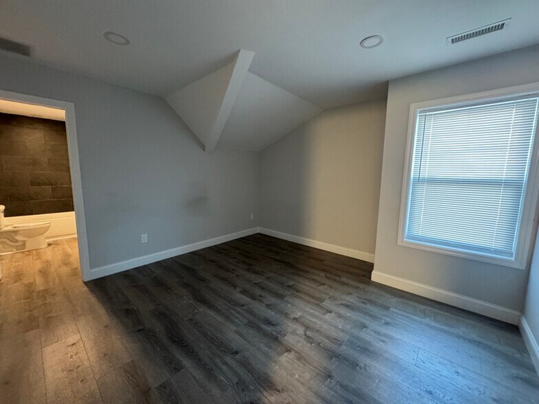 Building Photo - 10 Bouton St