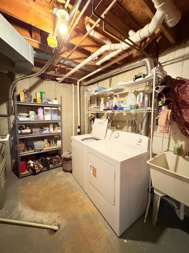 Building Photo - 393 Catbird Ln