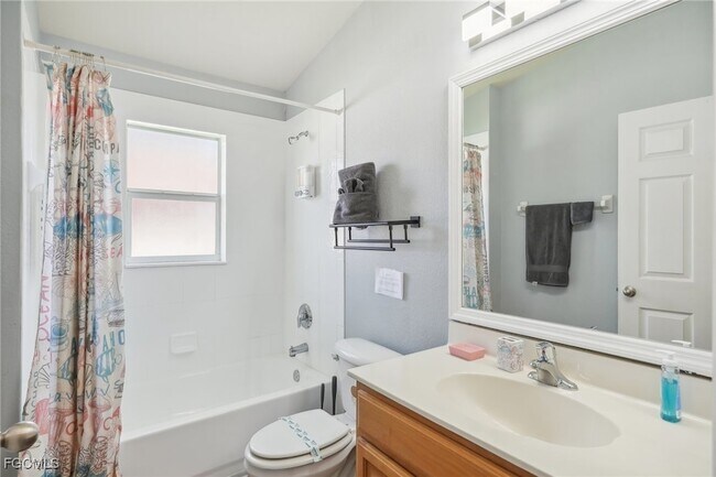 Building Photo - 940 Belmont St E