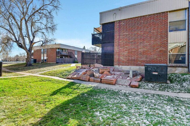 Building Photo - $1,595.00, 2 bed, 1 bath Located in Denver with a washer and dryer + 1/2 off first month rent