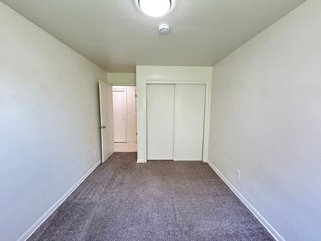 Building Photo - NO APPLICATION FEE AND FREE FIRST MONTHS RENT!! Cozy 2 Bed, 1 Bath Apartment Near Downtown Albany...