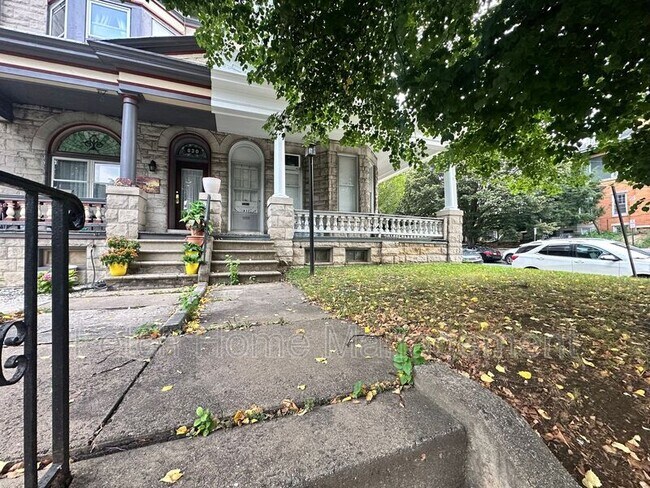 Building Photo - 832 N 5th St