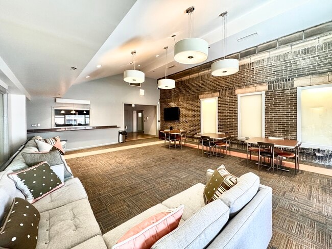 Building Photo - 40 E 9th St