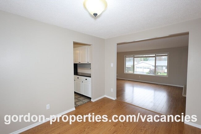 Building Photo - NE 22nd Ct - Gresham 4 bedroom split level home