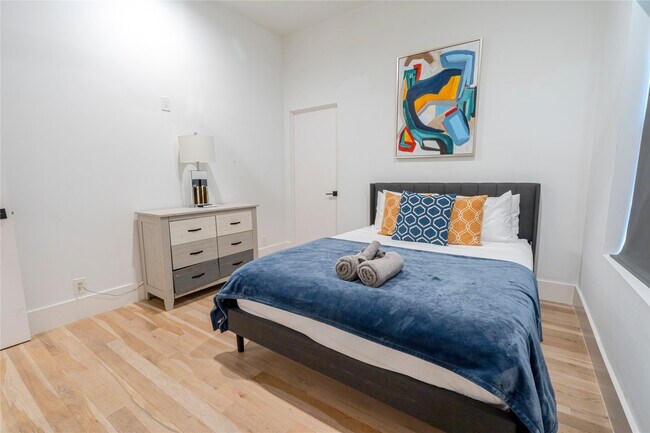 Building Photo - 709 Memorial Heights Dr